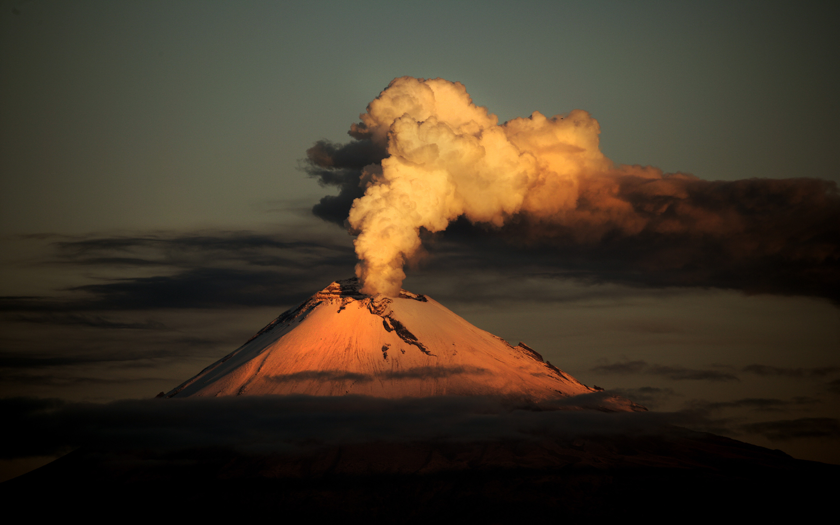  Explosive  Landscapes Remarkable Photos of Volcanoes to 